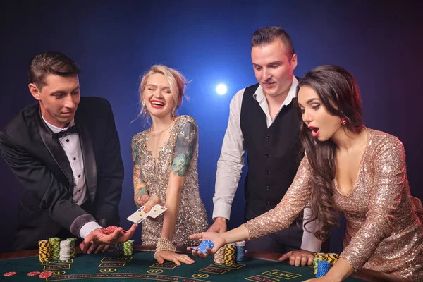 Ομάδα Από Χαρούμενους Πλούσιους Συναδέλφους Παίζουν Πόκερ Στο Καζίνο Νεολαία — Φωτογραφία Αρχείου