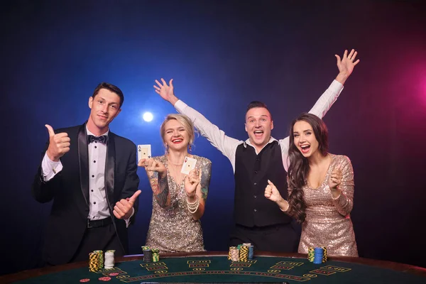 Ομάδα Από Ένα Κομψό Πλούσιους Συναδέλφους Παίζουν Πόκερ Στο Καζίνο — Φωτογραφία Αρχείου