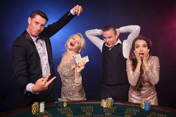 Ομάδα Από Ένα Κομψό Πλούσιους Συντρόφους Παίζουν Πόκερ Στο Καζίνο — Φωτογραφία Αρχείου