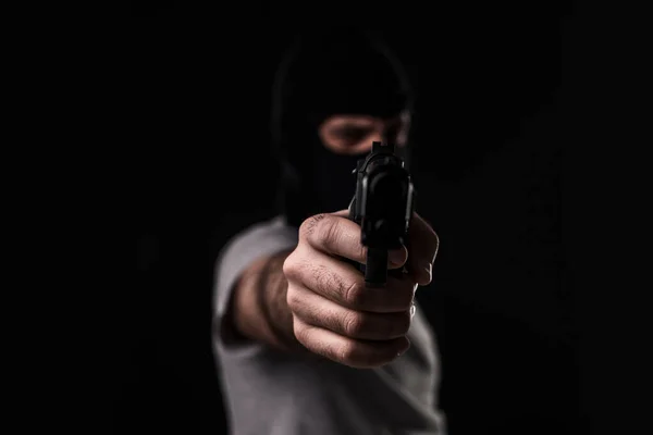 Siyah Arka Planda Kameraya Doğrultulmuş Silahlı Maskeli Bir Soyguncu Silahlı — Stok fotoğraf