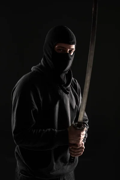 Kar Maskeli Katana Kılıçlı Bir Adam Stüdyoda Siyah Arka Planda — Stok fotoğraf