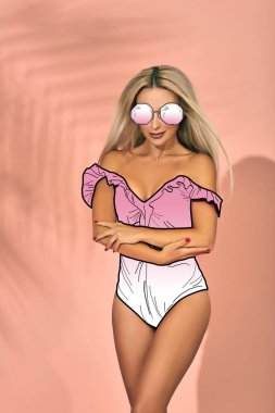 Sadece bu yazı hisset. Renkli plaj kızı ve minimum titreşimler. Moda tatil sanatı