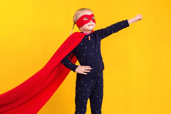 Супергеройська Дівчинка Червоному Плащі Маска Жовтому Тлі Студійна Фотографія — стокове фото