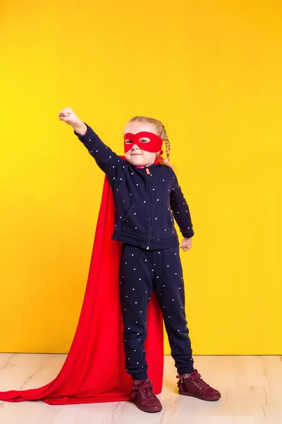 Супергеройська Дівчинка Червоному Плащі Маска Жовтому Тлі Студійна Фотографія — стокове фото