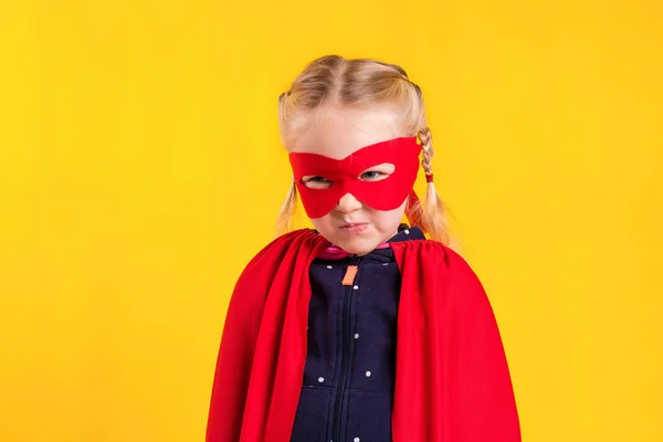 Забавна Маленька Силова Супергеройська Дівчинка Червоному Плащі Маска Жовтому Тлі — стокове фото