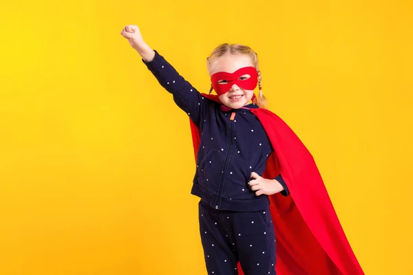 Забавна Маленька Силова Супергеройська Дівчинка Червоному Плащі Маска Жовтому Тлі — стокове фото
