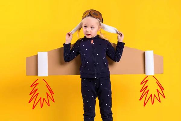 Маленька Дівчинка Носить Саморобні Картонні Літаючі Крила Прикидаючись Пілотом Ремесла — стокове фото