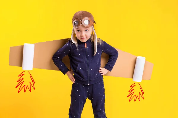 Свобода Дівчина Яка Грає Пілот Літака Смішна Дівчинка Шапочкою Окулярами — стокове фото