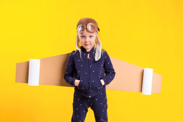 Свобода Дівчина Яка Грає Пілот Літака Смішна Дівчинка Шапочкою Окулярами — стокове фото