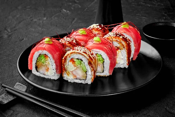 Appetitliche Sushi Rollen Gefüllt Mit Garnelen Gurken Tobiko Und Frischkäse — Stockfoto