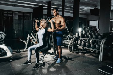 Müvekkilinin jimnastik salonu ile egzersiz fitness eğitmeni. Güzel sarışın spor devreye girer. Yakışıklı adam, spor eğitmeni