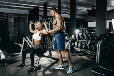 Müvekkilinin jimnastik salonu ile egzersiz fitness eğitmeni. Güzel sarışın spor devreye girer. Yakışıklı adam, spor eğitmeni