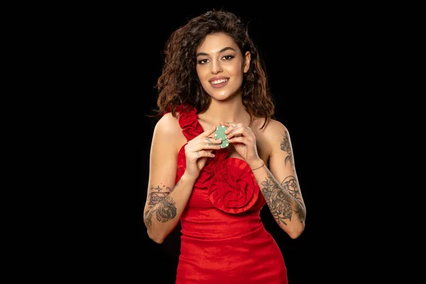 Hazardní Usmívající Mladá Hnědovlasá Žena Tetováním Pažích Elegantních Červených Koktejlových — Stock fotografie