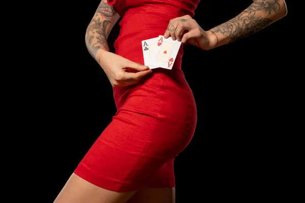 Slanke Vrouw Met Tatoeages Armen Rode Cocktailjurk Staande Tegen Een — Stockfoto