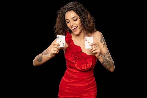 Følelsesmessig Lykkelig Gambling Attraktiv Ung Kvinne Rød Kjole Med Tatoveringer – stockfoto