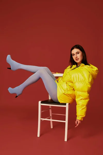 Stylish Photo Cute Brunette Girl Wearing Yellow Oversized Jacket Posing — Zdjęcie stockowe