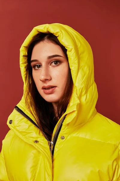 Studio Parlak Sarı Ceket Aşağı Siyah Saçlı Sevimli Kız Fotoğrafı — Stok fotoğraf