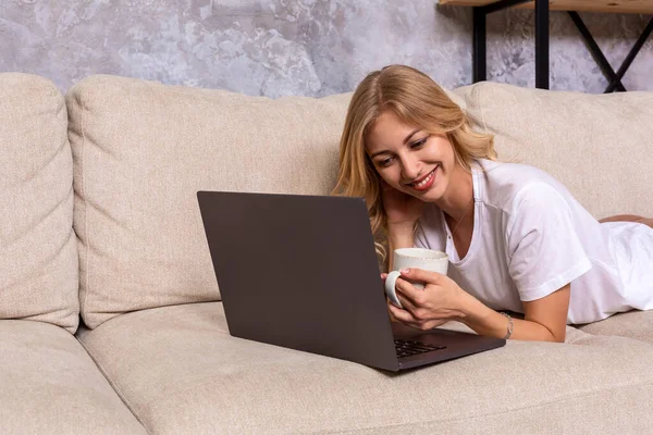 Young Beautiful Woman Using Laptop Computer Smiling Happy Watching Browsing — Stock Photo, Image