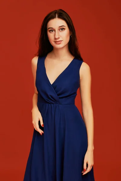 Piękna Młoda Brunetka Eleganckiej Niebieskiej Sukience Koktajlowej Głębokim Dekoltem Pozuje — Zdjęcie stockowe