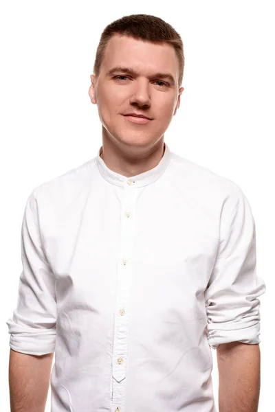 Beyaz Gömlekli Kolları Kıvrılmış Yakışıklı Genç Adam Kameraya Gülümserken Beyaz — Stok fotoğraf