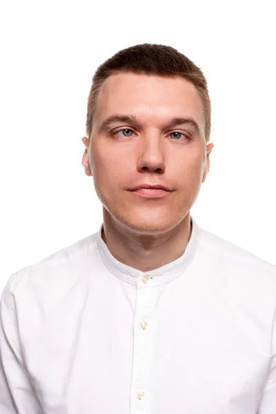 Beyaz Gömlekli Yakışıklı Genç Adam Beyaz Bir Arka Planda Tek — Stok fotoğraf