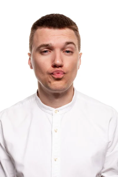 Charmerande Stilig Ung Man Vit Skjorta Gör Ansikten Och Agera — Stockfoto