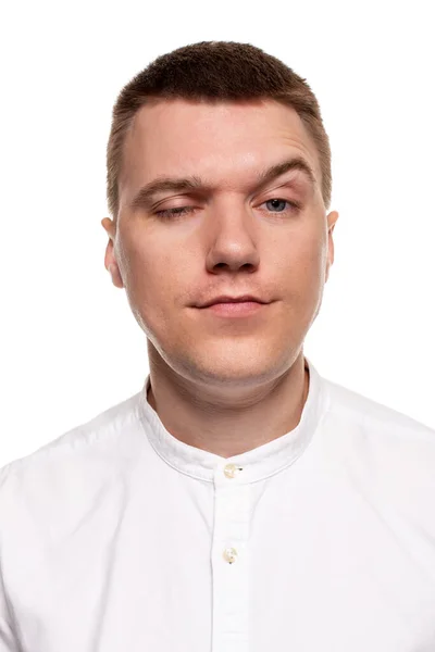 Beyaz Gömlekli Yakışıklı Genç Adam Beyaz Bir Arka Planda Tek — Stok fotoğraf