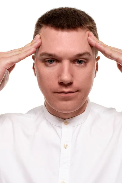 Γοητευτικός Νεαρός Λευκό Πουκάμισο Κάνει Γκριμάτσες Και Αγγίζει Κεφάλι Του — Φωτογραφία Αρχείου