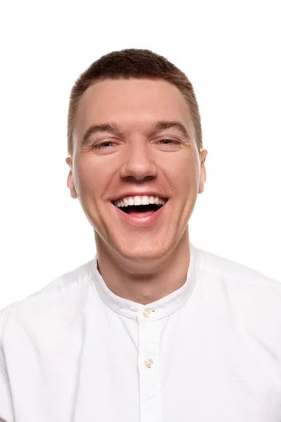 Beyaz Gömlekli Yakışıklı Genç Adam Kameraya Gülüyor Beyaz Bir Arka — Stok fotoğraf