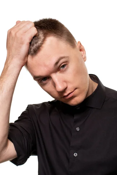 Pohledný Mladý Muž Černé Košili Rukávy Srolovaná Drží Vlasy Při — Stock fotografie