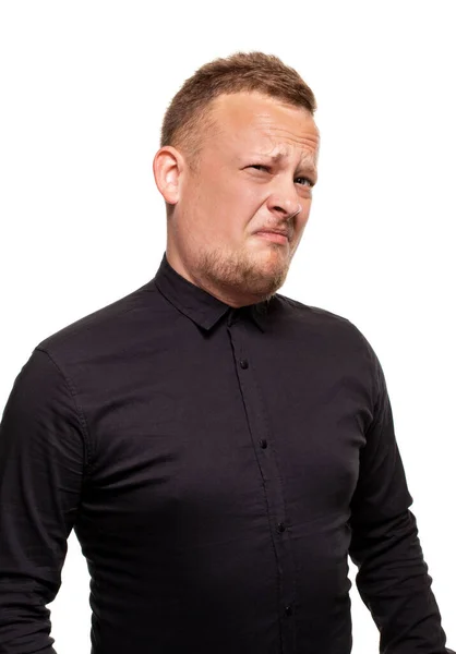 Close Portret Van Een Zelfverzekerde Blonde Knappe Jongeman Zwart Shirt — Stockfoto