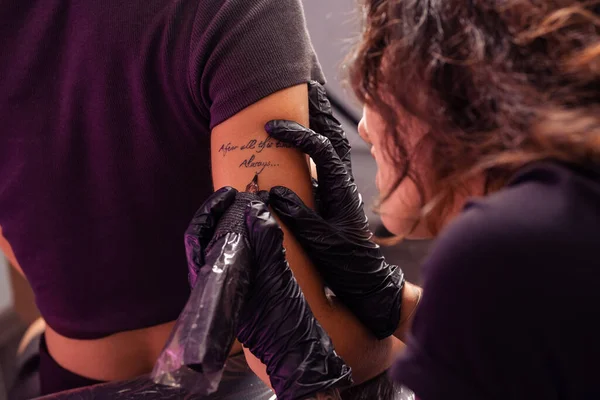 Talented Focused Woman Tattoo Artist Diligently Crafting Personalized Lettering Tattoo — Stock Photo, Image