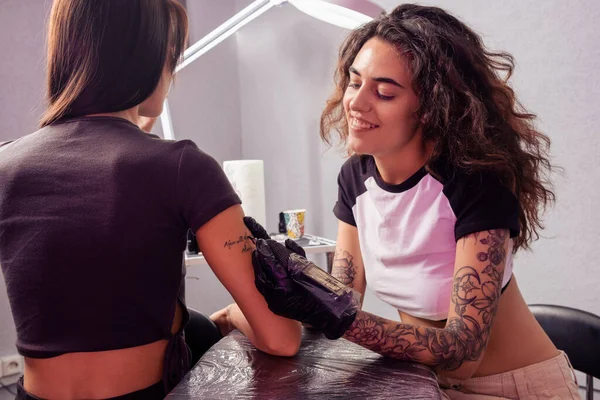 Positive Smiling Young Female Tattoo Artist Using Machine Create Stylish — Stock Photo, Image