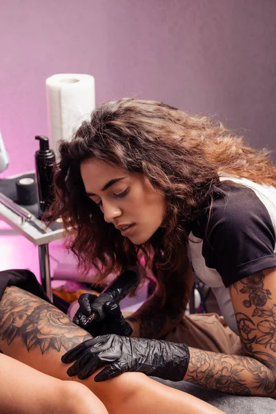 Tatuaggio Femminile Professionale Con Attenzione Focalizzata Che Crea Design Fiori — Foto Stock