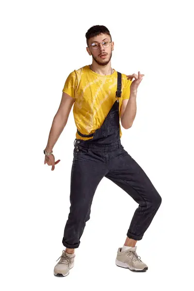 Retrato Completo Homem Fasionável Óculos Macacão Preto Camiseta Amarela Tênis — Fotografia de Stock