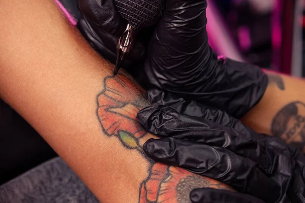 Closeup Image Showing Precision Artistry Creating Colorful Poppies Tattoo Female — Stock Photo, Image