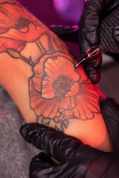 Zbliżenie Tworzenie Jasnych Kolorowe Maki Tatuaż Kobiecej Ręce Profesjonalnym Urządzeniem — Zdjęcie stockowe
