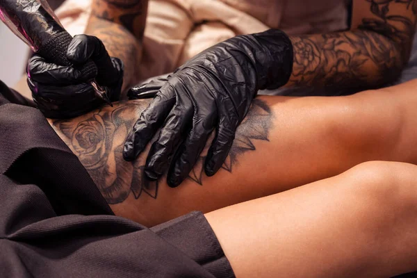Hands Talented Tattoo Artist Making Tattoo Young Woman Salon Using — Stock Photo, Image