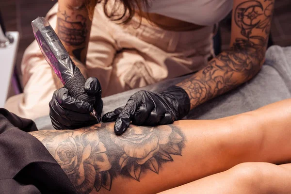 Professional Tattoo Master Black Rubber Gloves Creating Artistic Masterpiece Female — Stock Photo, Image