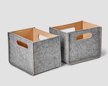 İki şık el yapımı gri keçeli kutu içinde kum rengi iç astar ve ev alanı düzenlemek ve eşyaları depolamak için kulplar var.