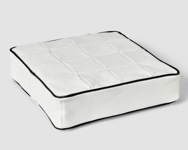 Çağdaş kare yastık, beyaz deri kaplamalı, karşıt siyah çerçeveli, minimalist iç dekorasyon için mükemmel.