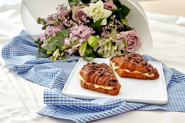 Romantisches Ambiente Mit Schokolade Beträufelten Blätterteig Französische Croissants Sandwiches Gefüllt — Stockfoto