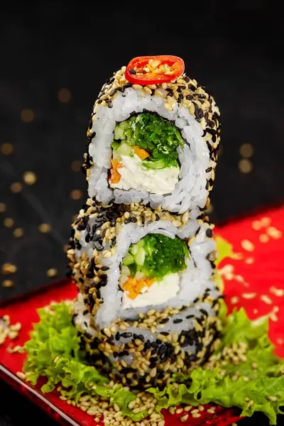 Nahaufnahme Appetitanregender Leichter Vegetarischer Sesam Sushi Rollen Mit Saftigen Füllungen — Stockfoto