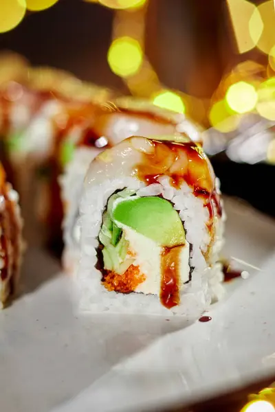Großaufnahme Von Appetitlichen Sushi Rollen Mit Jakobsmuscheln Frischkäse Masago Rogen — Stockfoto