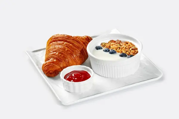 Appetitliches Frühstücksset Mit Goldenem Blätterteigcroissant Leichtem Cremigem Joghurt Mit Knusprigem — Stockfoto