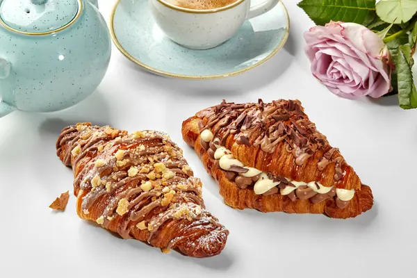 Zwei Flockige Goldene Croissants Mit Puddingcremefüllung Garniert Mit Schokoladenglasur Flocken — Stockfoto