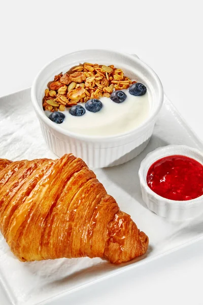 Köstliches Kontinentales Frühstücksbuffet Mit Buttercroissant Joghurt Mit Müsli Und Blaubeeren Stockfoto