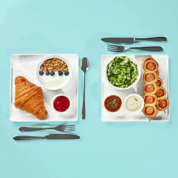 Два Варианта Завтрака Представлены Бок Бок Континентальный Набор Круассаном Йогуртом Стоковое Изображение