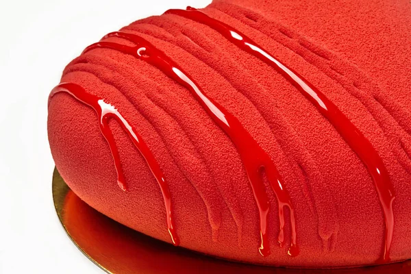 Крупный План Бархатной Текстуры Ярко Красного Сердечно Образного Торта Увенчанного Стоковое Фото