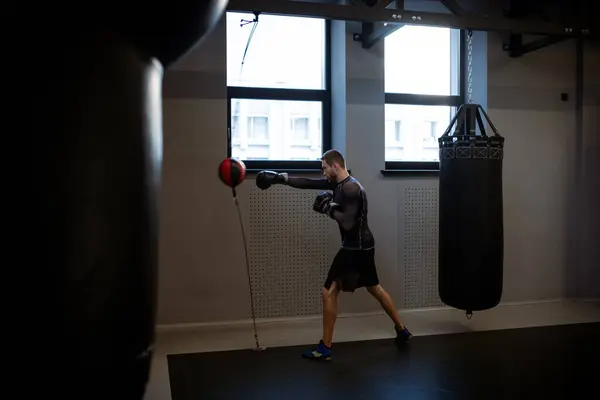 Εστιασμένη Αθλητής Στο Γυμναστήριο Πυγμαχίας Εργάζονται Για Punching Τεχνική Και Φωτογραφία Αρχείου